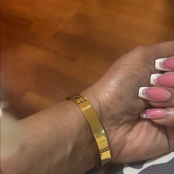 Solid & Sturdy Gold toned Designer inspired Bracelet - Picture 4 of 7